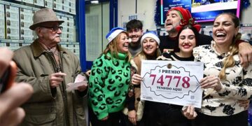 Festejando uno de los dos quintos vendidos en ‘El Gato Negro’ de Cádiz / FOTO: Eulogio García