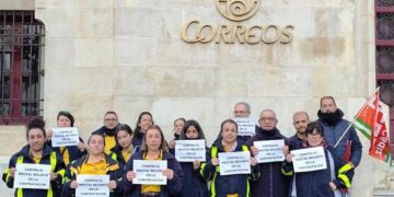 Concentrados en la puerta de Correos a la plaza de las Flores  / FOTO: CCOO