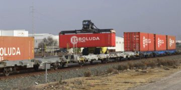 Operando en uno de los trenes en la terminal jerezana / FOTO: APBC