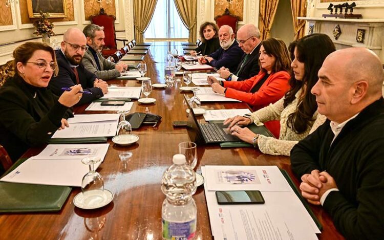 Momentos de la primera reunión de la Mesa / FOTO: Eulogio García