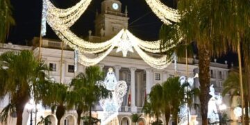 Entorno del Ayuntamiento en modo navideño / FOTO: Eulogio García