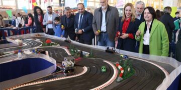 Políticos jugando al Scalextric en la inauguración de la feria / FOTO: Diputación
