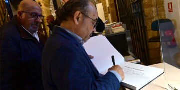 Firmando uno de los ejemplares tras el acto de presentación / FOTO: Eulogio García