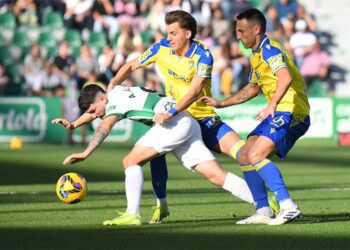 Alejo y Fede tratando de detener a un rival / FOTO: Cádiz CF