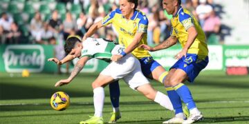 Alejo y Fede tratando de detener a un rival / FOTO: Cádiz CF