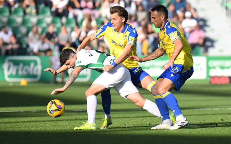 Alejo y Fede tratando de detener a un rival / FOTO: Cádiz CF