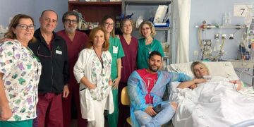 Pareja con su bebé, con médicos y enfermeros / FOTO: Junta