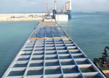 Un momento del proceso de colocación de los cajones / FOTO: APBC