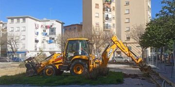 Primeros movimientos de máquinas en la parcela del futuro bloque / FOTO: Junta