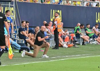 Paco López, en el banquillo del Nuevo Mirandilla / FOTO: Eulogio García