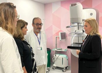 La delegada territorial de Salud conoce las novedades / FOTO: Junta