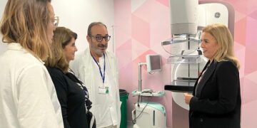La delegada territorial de Salud conoce las novedades / FOTO: Junta