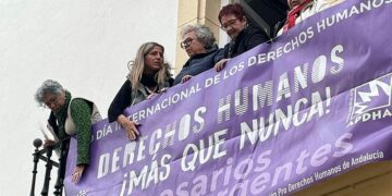 Colocando la pancarta por el 10-D años atrás / FOTO: Apdha