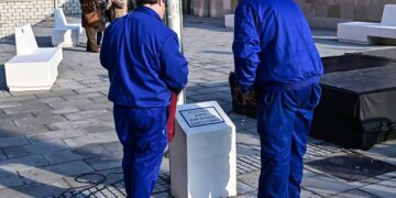 Operarios preparan el acto de inauguración de la placa / FOTO: Eulogio García