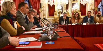 Galán defendiendo la propuesta, observado por Cossi / FOTO: Eulogio García