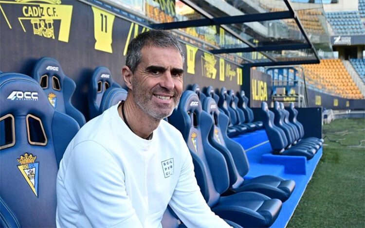 Garitano probando el banquillo local del Nuevo Mirandilla / FOTO: Eulogio García