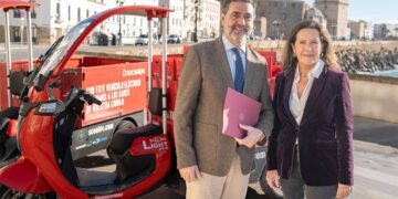 Verdulla y Bernal junto a uno de los vehículos que se verán ya en Cádiz / FOTO: Heineken