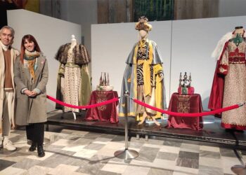 El diseñador y la concejala de Fiestas posan con los trajes / FOTO: Ayto.