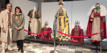 El diseñador y la concejala de Fiestas posan con los trajes / FOTO: Ayto.