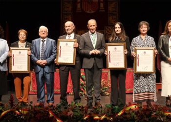 Posado con los homenajeados / FOTO: Ayto.
