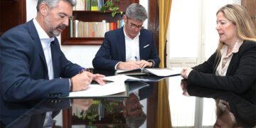 Escenificando la firma del convenio / FOTO: Diputación