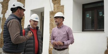 El alcalde supervisando los trabajos / FOTO: Ayto.