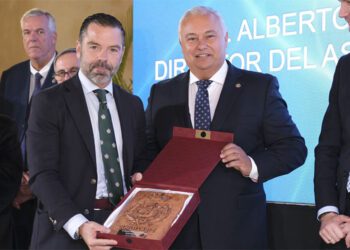 El decano Domingo Villero entrega el premio a Navantia / FOTO: COGITI Cádiz