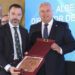 El decano Domingo Villero entrega el premio a Navantia / FOTO: COGITI Cádiz