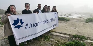 Miembros de Adelante en el solar del hospital / FOTO: Eulogio García