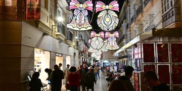 El flamante alumbrado de una de las calles comerciales del centro / FOTO: Eulogio García