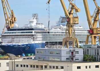 Crucero en plena reforma en el dique gaditano / FOTO: Eulogio García