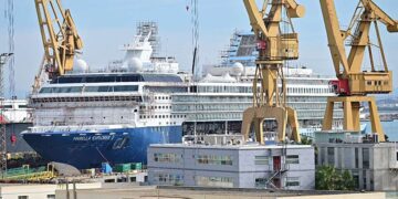 Crucero en plena reforma en el dique gaditano / FOTO: Eulogio García
