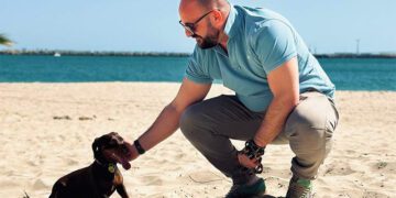Posado del alcalde con un perro el pasado verano / FOTO: Ayto.