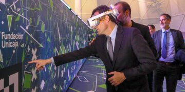 El alcalde con sus gafas de realidad virtual en la apertura del espacio / FOTO: Eulogio García