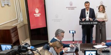 El alcalde y la edil de Hacienda ofrecen detalles del presupuesto / FOTO: Ayto.