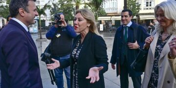 El alcalde recibiendo al séquito de la consejera en San Juan de Dios / FOTO: Eulogio García