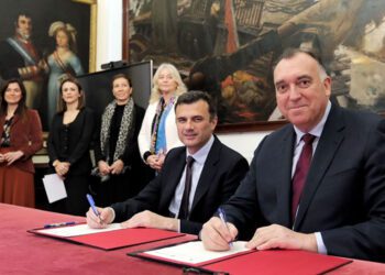 Escenificando la firma del convenio / FOTO: Junta