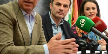 El micrófono de Onda Cádiz en una rueda de prensa del Gobierno local / FOTO: Eulogio García