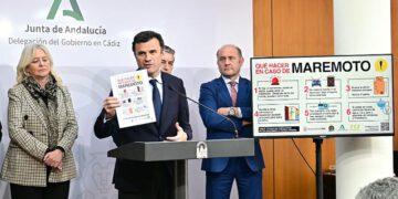 El alcalde comparece con el consejero a su espalda / FOTO: Eulogio García