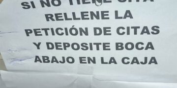 Cartel en el centro de Asuntos Sociales la Barriada de La Paz / FOTO:  @helenahache