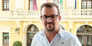 Óscar López posando desde el balcón de la sede del que era su partido / FOTO: PP