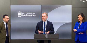 Anunciando el adiós junto a López Gil y Cavada / FOTO: Ayto.