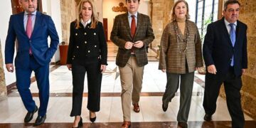 El consejero en el centro en su visita a la Diputación / FOTO: Eulogio García