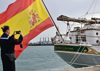 Inmortalizando al buque escuela en su última despedida / FOTO: Eulogio García
