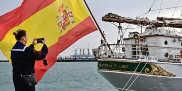 Inmortalizando al buque escuela en su última despedida / FOTO: Eulogio García