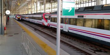 Varias unidades de Cercanías esperando en la estación de Cádiz / FOTO: DBC