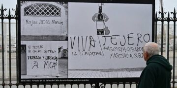 Curioseando uno de los paneles de la muestra / FOTO: Eulogio García