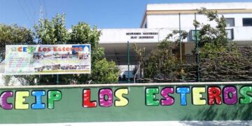 Exterior del pequeño cole que ya vive sus últimos meses / FOTO: CEIP Los Esteros