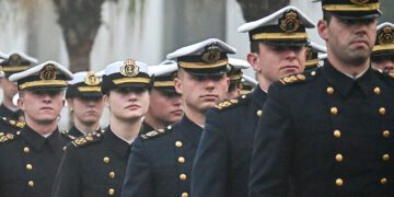 Desfilando entre la niebla camino del Ayuntamiento / FOTO: Eulogio García