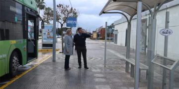 La concejala responsable supervisa una de las marquesinas / FOTO: Ayto.